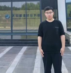 一张邱嘉禾的照片,背景是天目湖健康研究院